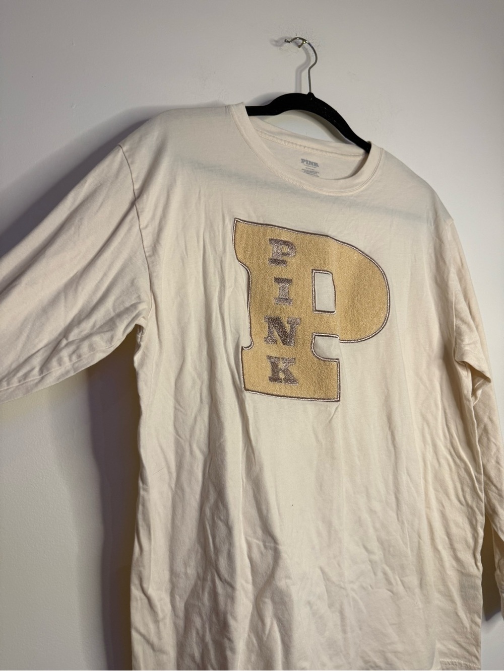 PINK Victoria's Secret Cream Long-Sleeve Sweatshirt with Gold 'P' - Picture 2 of 3